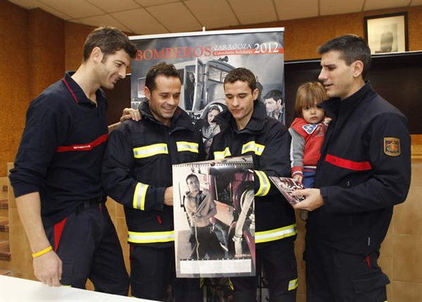 Los bomberos de Zaragoza ceden los ingresos de su calendario a proyectos para pacientes