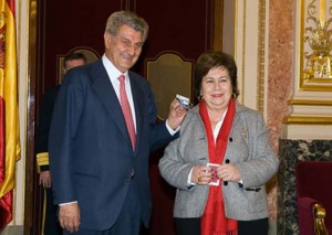La defensora del pueblo entrega su Informe 2011 al presidente del Congreso. La defensora del pueblo entrega su Informe 2011 al presidente del Congreso.