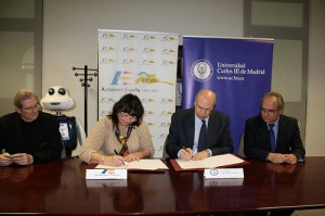 Micheline Selmes, presidenta de la FAE, y Carlos Balaguer, vicerrector de Investigación y Transferencia de la UC3M, en la firma del acuerdo
