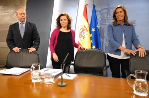 La vicepresidenta del Gobierno, ministra de la Presidencia y Portavoz, Soraya Sáenz de Santamaría y los ministro de Educación, Cultura y Deporte, José Ignacio Wert, y de Sanidad, Servicios Sociales e Igualdad, Ana Mato, durante la rueda de prensa posterior a la reunión del Consejo de Ministros. La vicepresidenta del Gobierno, ministra de la Presidencia y Portavoz, Soraya Sáenz de Santamaría y los ministro de Educación, Cultura y Deporte, José Ignacio Wert, y de Sanidad, Servicios Sociales e Igualdad, Ana Mato, durante la rueda de prensa posterior a la reunión del Consejo de Ministros.