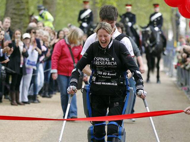 Una mujer con paraplejia termina la maratón de Londres con la ayuda de un traje biónico