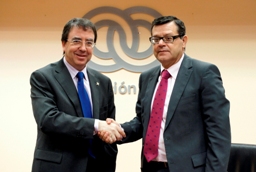 El rector de la Universidad de Alcalá, Fernando Galván, y el director general de Fundación ONCE, José Luis Martínez Donoso, en la firma del acuerdo