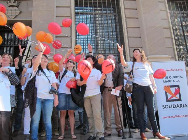 Suelta de globos en Valencia a favor de la «X solidaria»
