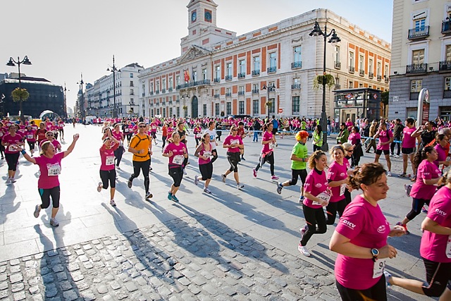La AECC recibe una donación de 50.000 euros de la Carrera de la Mujer de Madrid