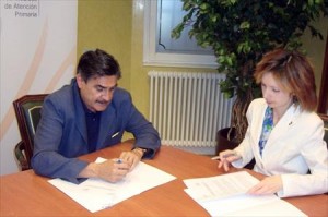 El Dr. Llisterri, presidente de SEMERGEN, y Mercedes Maderuelo, gerente de FEDE, firman el acuerdo de colaboración