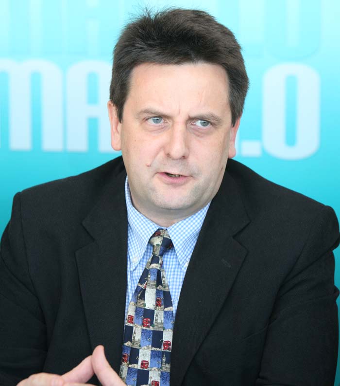 “El paciente informado utiliza el sistema sanitario de una forma mucho más equilibrada”