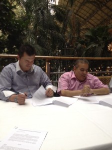 Momento de la firma del acuerdo