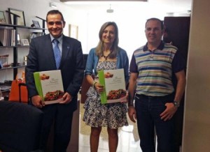 Alfonso Rodríguez, director general de Relaciones Institucionales de Novo Nordisk, Cristina Ibarrola, Directora General de Salud de Navarra, y Juantxo Remón, presidente de la ANADI.