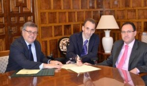 Arturo García-Tizón, presidente de la Diputación de Toledo, José Ramón del Pino Gómez, presidente de ASPAYM Toledo, y Jesús Guerrero, diputado provincial de Sanidad y Bienestar Social.