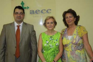 Carlos Fernández, director general de la SEHH, junto a la Dra. Carmen Burgaleta e Isabel Oriol