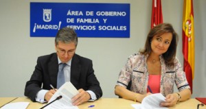 Mariano Casado y Mª Dolores Navarro,delegada de Gobierno de Familia y Servicios Sociales del Ayuntamiento, firman el convenio