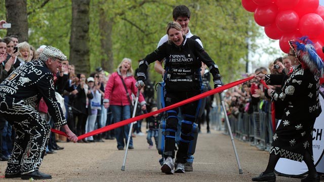 Claire Lomas, primera paraplejica en utilizar un exoesqueleto de forma permanente para caminar