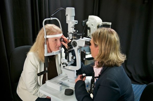 Una mujer recupera su capacidad visual parcial gracias a un ojo biónico