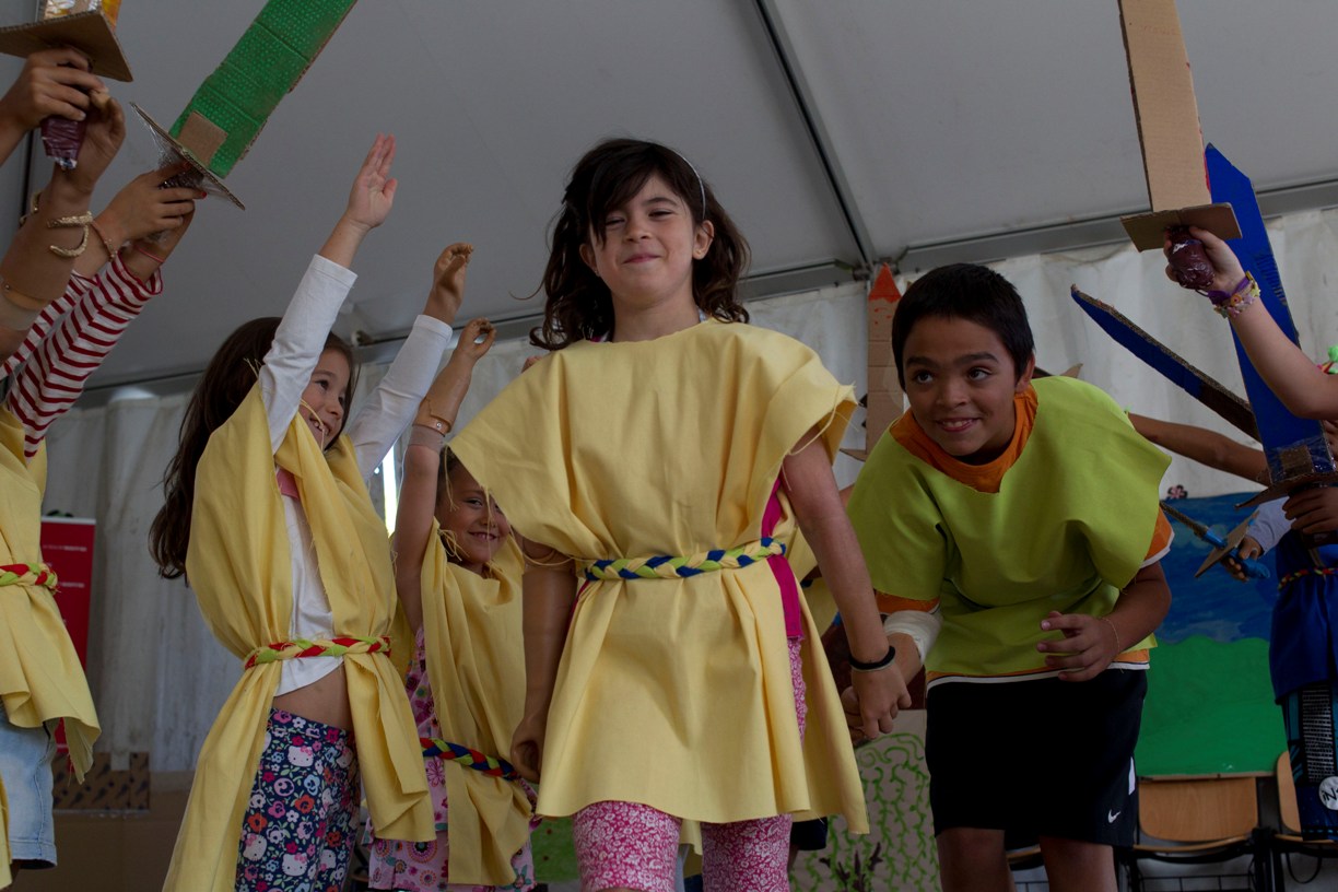 Campamento para enseñar un mejor uso de sus prótesis a niños sin un miembro superior