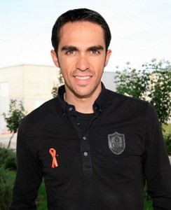 Alberto Contador porta el lazo naranja del Día Mundial del Ictus