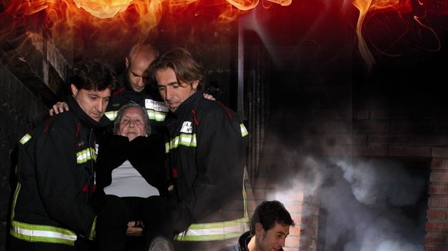 Los bomberos de Córdoba posan para el calendario benéfico de AFADEMON
