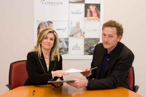 Eva Òdena y Toni Espinal, en la firma del convenio
