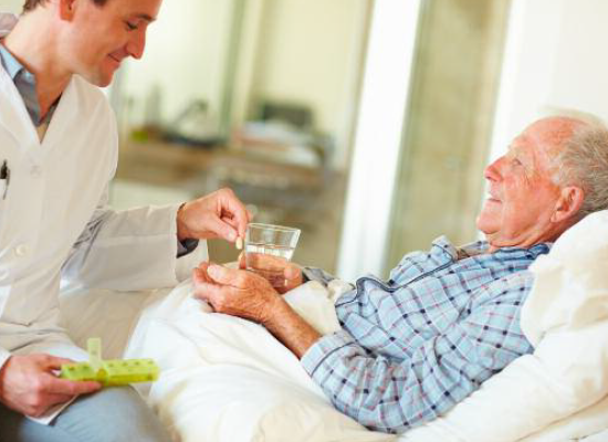 Cuatro de cada diez ingresos hospitalarios son de una persona mayor de 65 años