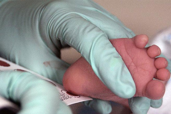 Los médicos alertan del perjuicio de recortar los cribados neonatales