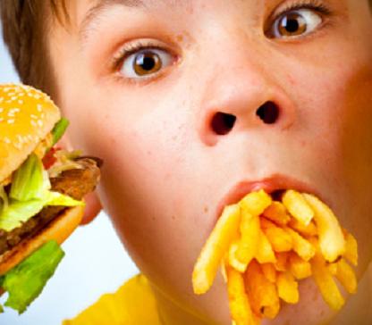 La OMS pide limitar la venta y publicidad de alimentos para combatir la obesidad infantil