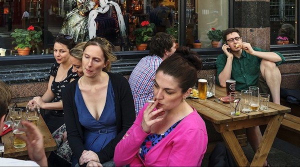 El nivel de nicotina es mayor en el interior de los bares con terraza