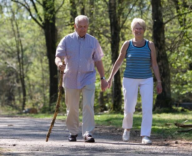 Caminar 15 minutos tras cada comida protege a los mayores contra la diabetes