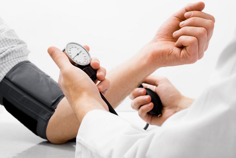 El control de la hipertensión arterial, mejor en casa que en el médico