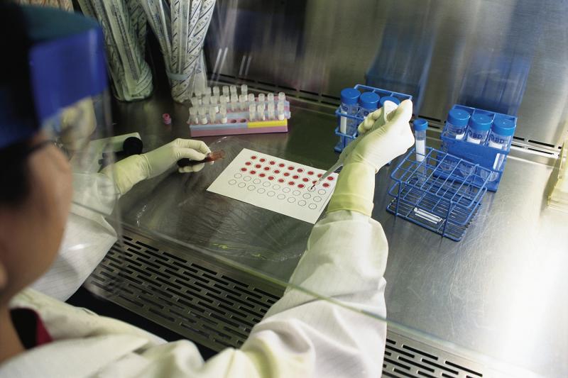 La AECC destina 14,1 millones de euros en 2013 a la investigación del cáncer