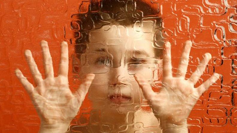 Los niños con TEA tienen dificultad para procesar la información visual y auditiva