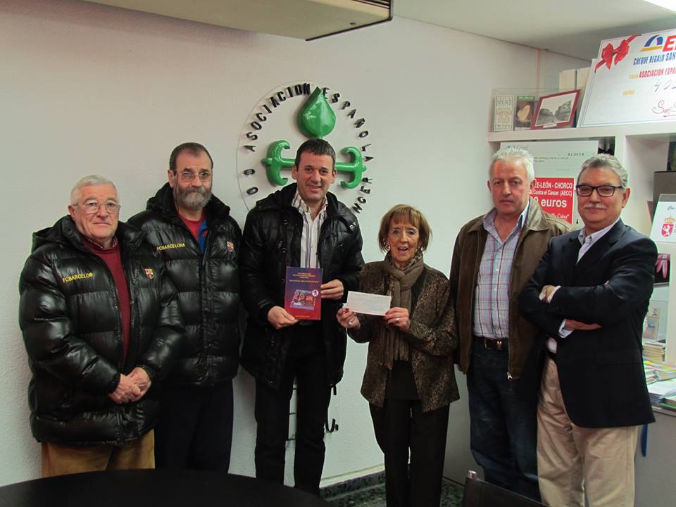 Donativo de 2.500 euros de la Peña Villabalter a la AECC de León