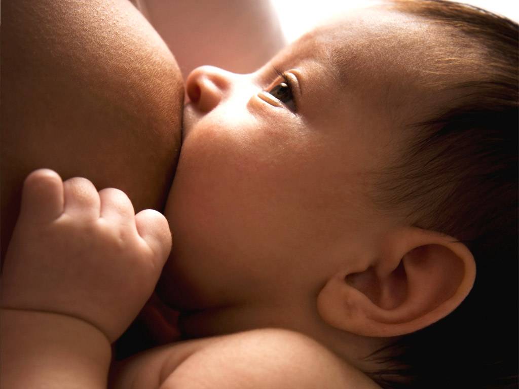 Un estudio demuestra que dar el pecho reduce el riesgo de artritis reumatoide