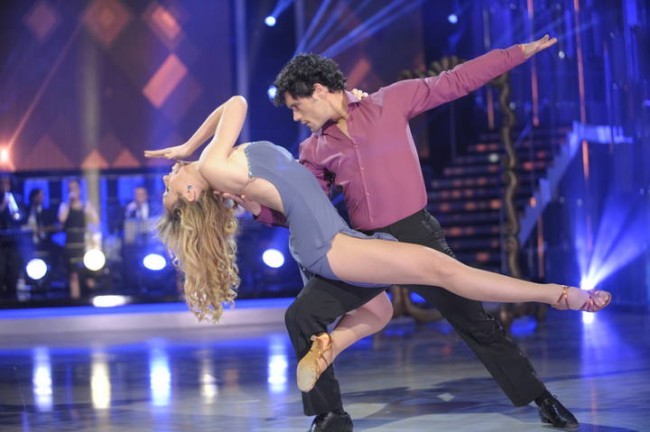 Miguel Abellán dona el premio del programa ‘¡Mira Quién Baila!’ a la FEBHI