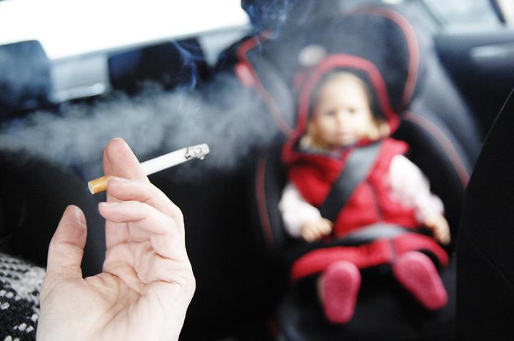 Reino Unido prohibirá fumar en coches donde viajen niños