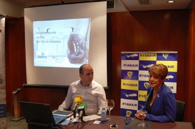 DEBRA España recibe un donativo de 10.000 euros de Ryanair