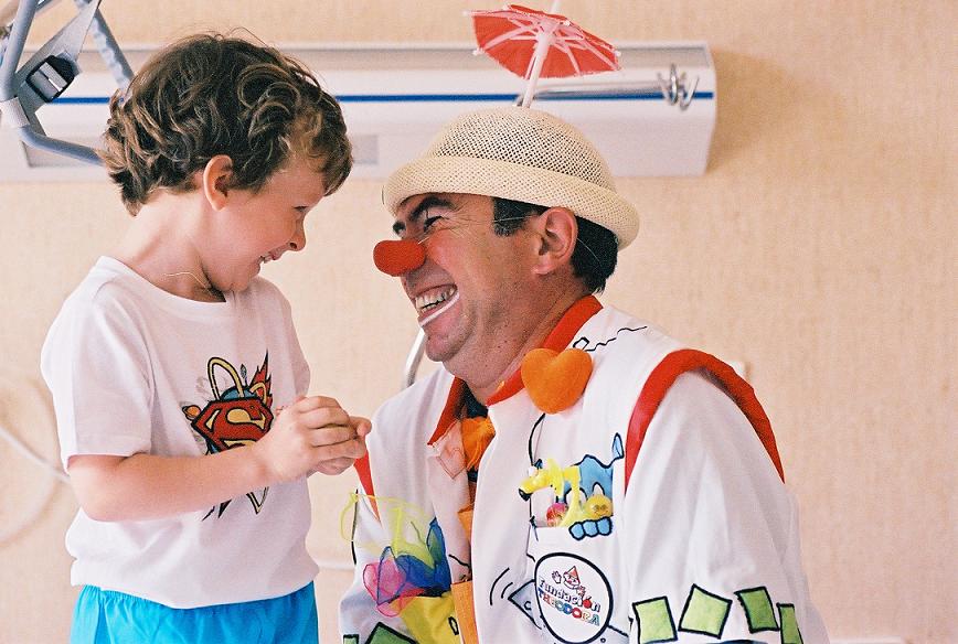 Campaña para que los Doctores Sonrisa visiten a 500 niños hospitalizados