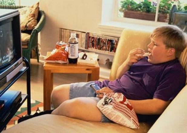 Controlar las horas frente a la TV de los niños reduce su riesgo de obesidad