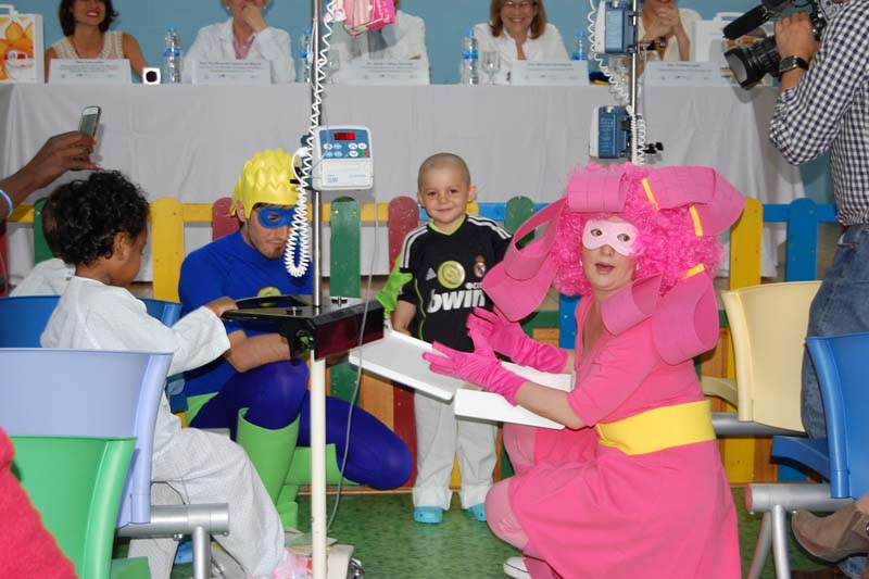 Superhéroes para apoyar a los niños con cáncer en el hospital
