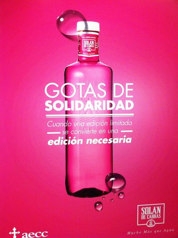 Botellas rosas de agua para concienciar sobre el cáncer de mama