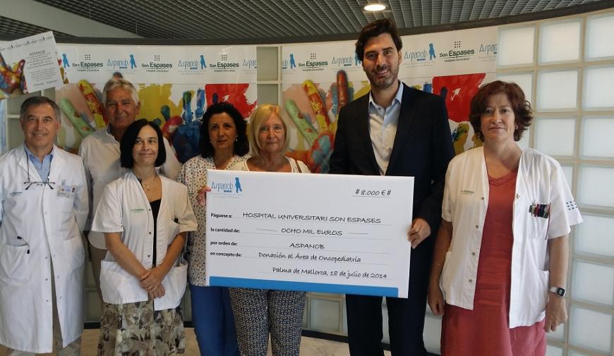 ASPANOB dona 8.000 euros al servicio de Oncopediatría del Son Espases