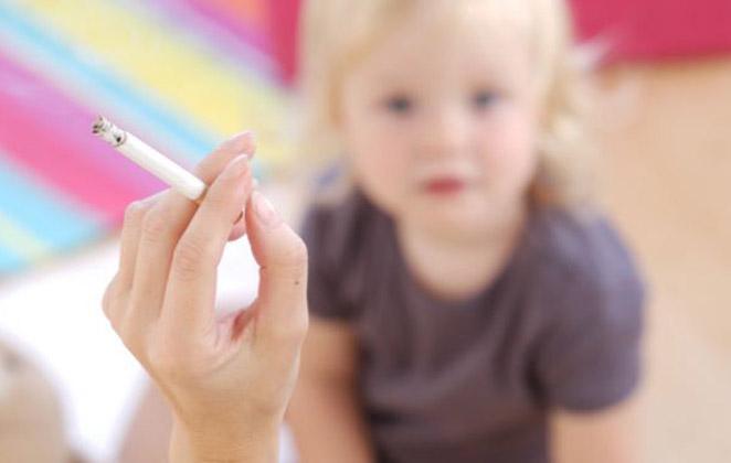 Un estudio señala que el riesgo de tabaquismo es mayor en hijos de fumadores