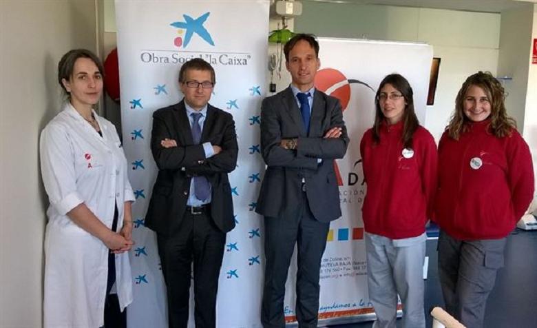 La Caixa dona 6.000 euros al programa de rehabilitación logopédica de ADACEN