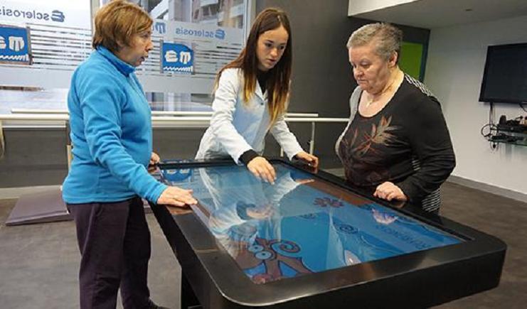Mesa táctil interactiva para la rehabilitación cognitiva en la EM