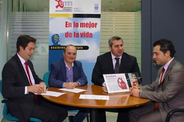 Donación de 4.300 euros de Kutxabank a la Asociación Vallisoletana de EM