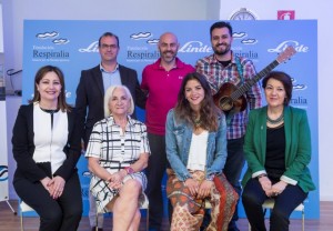 Carlos Pons, director de la Fundación Respiralia; Martín Giacchetta, entrenador personal y propietario del Boutique Gym y Sebastián Galiana, autor de la canción que aparece en el reportaje de la XV Vuelta a Formentera. Fila de abajo: Inmaculada Ramos, de Linde Healthcare; Teresa Llull, presidenta de la Fundación Respiralia; Alba, licenciada en Medicina y paciente con fibrosis quística. y Esther Sabando, vicepresidenta de la Asociación Nacional de Fibrosis Quística.