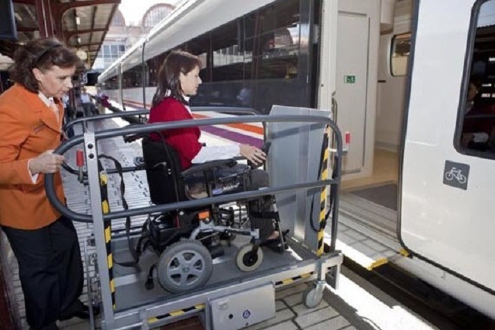 Las empresas ferroviarias tienen que asistir a las personas con discapacidad