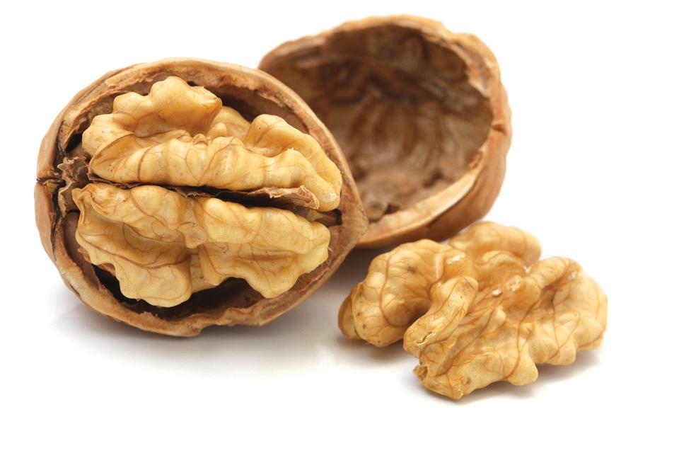 El consumo diario de nueces mejora la función cognitiva en adultos