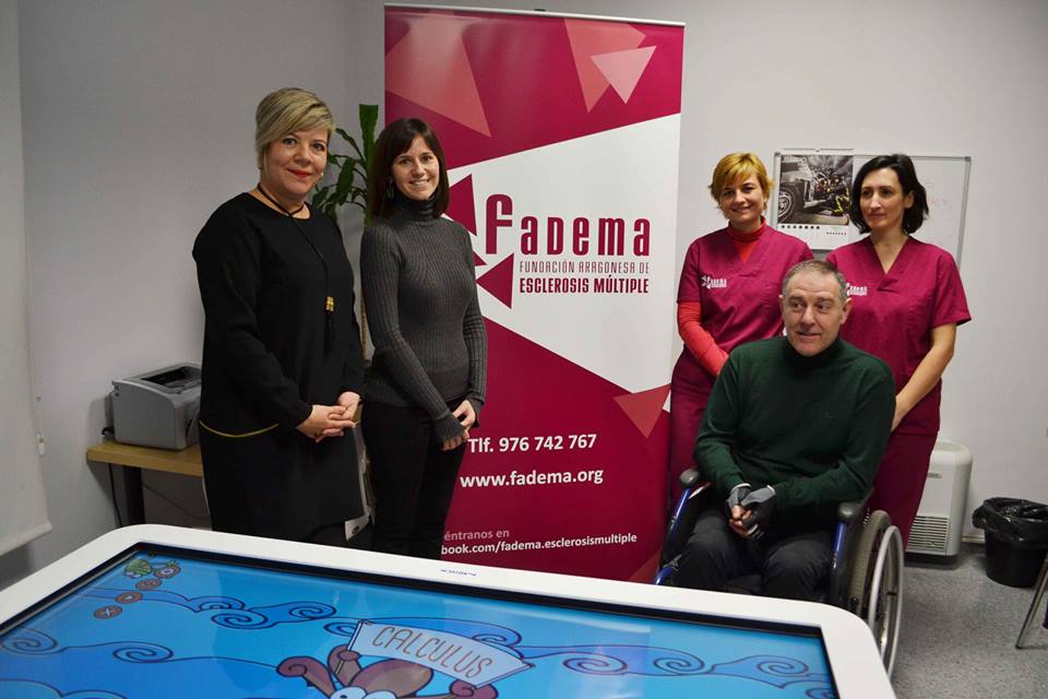 Donación a FADEMA de una mesa multitáctil para pacientes con EM