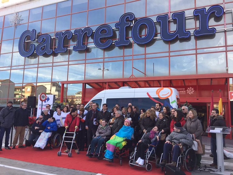 Fundación Carrefour dona una furgoneta adaptada a Confederación ASPACE