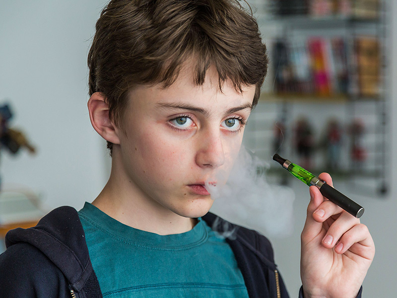 Los e-cigarrillos cuadruplican el riesgo de los adolescentes de acabar fumando