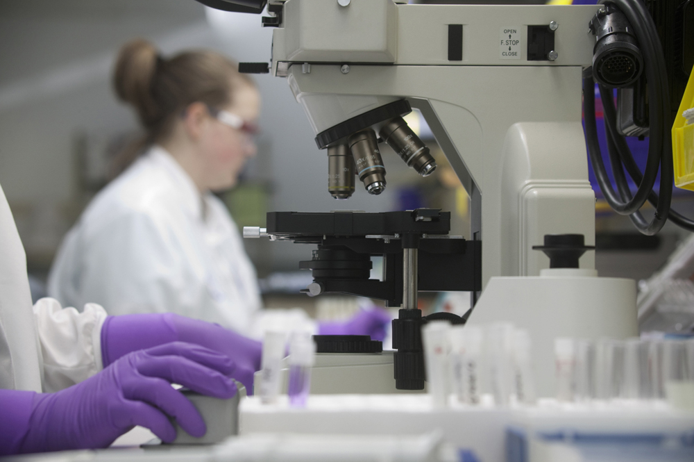 ANÉMONA dona 40.000 euros a la investigación del cáncer de mama